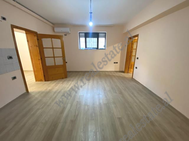 Ambient zyre me qira ne rrugen Muhamet Gjollesha prane kryqezimit te 21 Dhjetorit ne Tirane.

Ndod